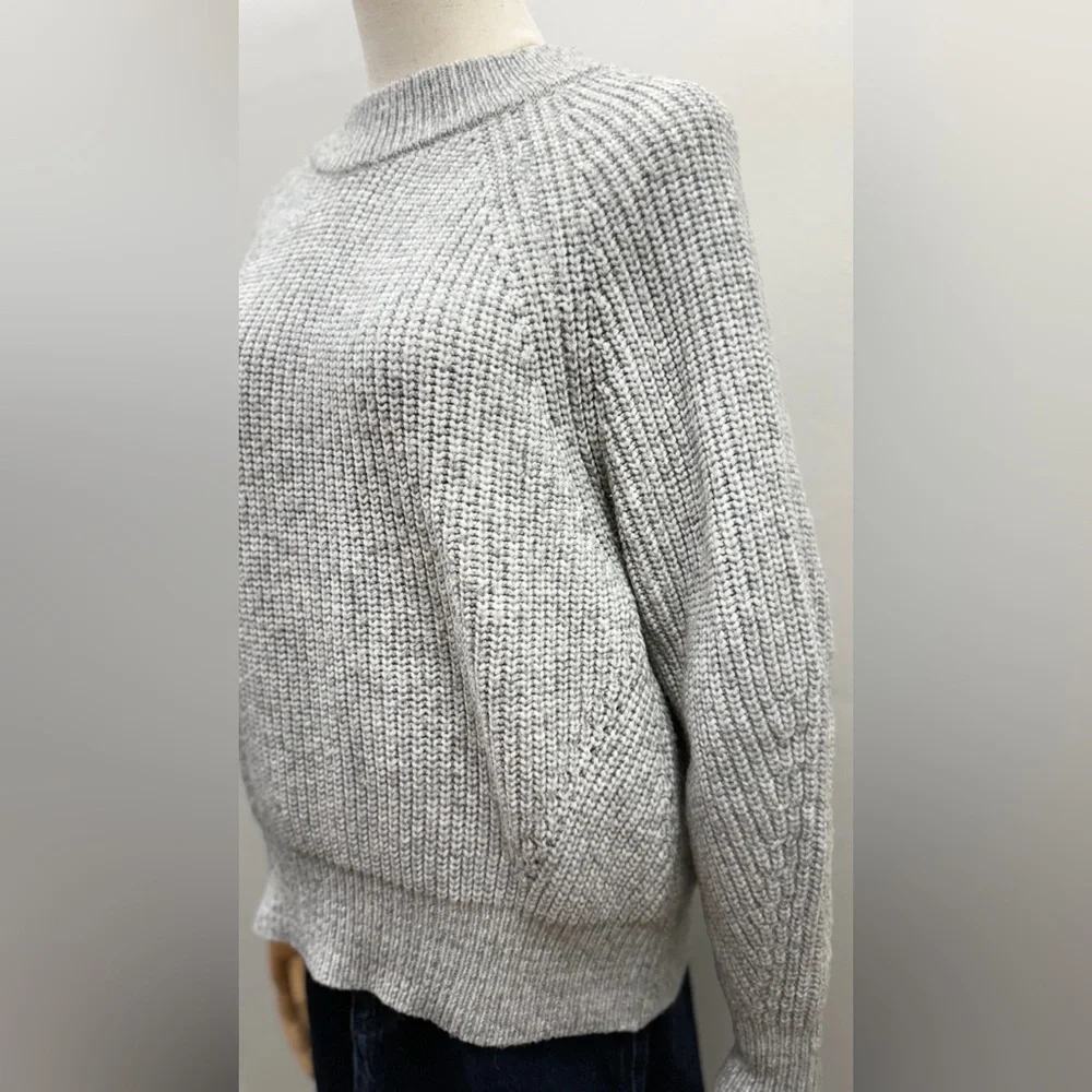 Double Zero chunky knit sweater in a classic light gray color Size S